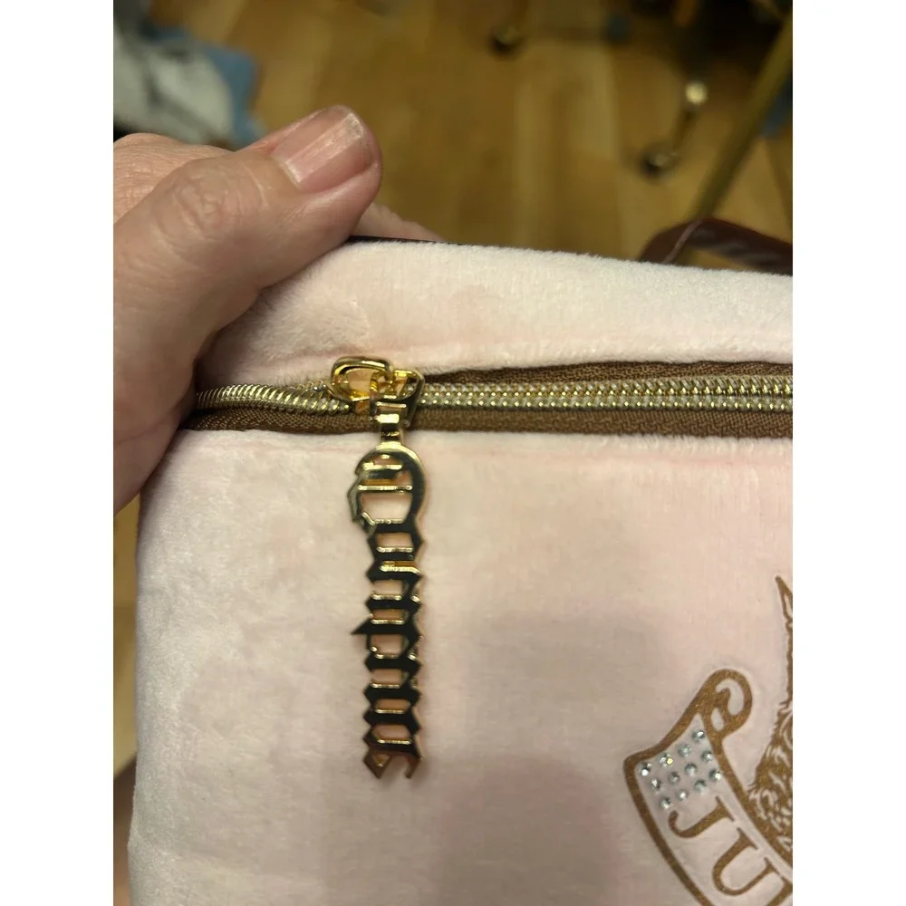 Juicy Couture Makeup Bag Women OS Pink Excellent Y2K Velour Crest‎ Vanity Case